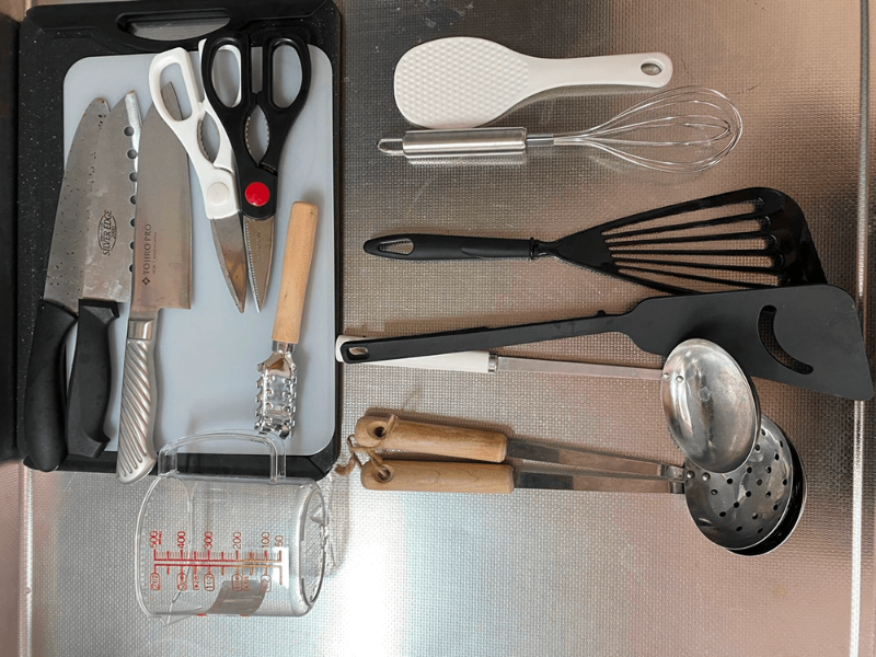 写真：伊豆大島の素泊まり釣り宿「Guesthouse TETSU（ゲストハウステツ）」のキッチン用品その４
